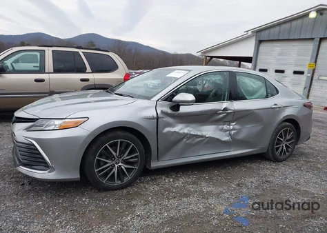 2021 Toyota Camry Xle Hybrid z USA, uszkodzony, nr VIN 4T1F31AK2MU563388
